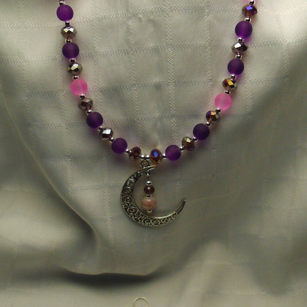 No105 Beautiful handmade long necklace with silver moon pendant & earrings - Picture 7 of 9